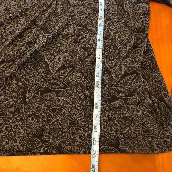 Croft&Barrow Gray Floral n Leaf on Black Pleated V-neck w White Blouse - Picture 7 of 7